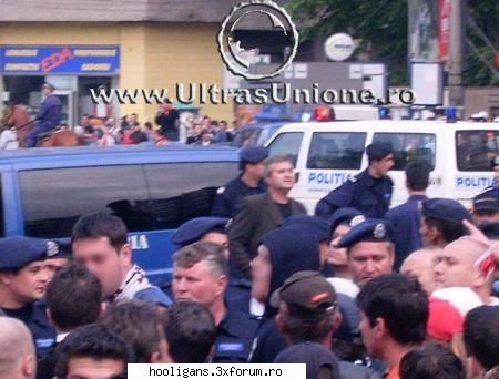 JANDARMI SPURCATI - incidente meciul dinamo-RAPID - POZE
