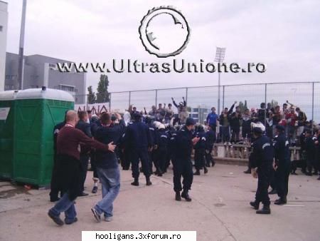 JANDARMI SPURCATI - incidente meciul dinamo-RAPID - POZE