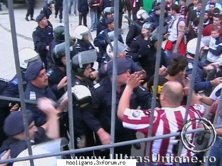 JANDARMI SPURCATI - incidente meciul dinamo-RAPID - POZE