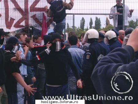 JANDARMI SPURCATI - incidente meciul dinamo-RAPID - POZE