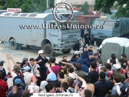 JANDARMI SPURCATI - incidente meciul dinamo-RAPID - POZE