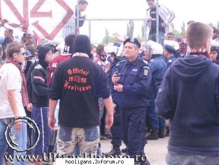JANDARMI SPURCATI - incidente meciul dinamo-RAPID - POZE